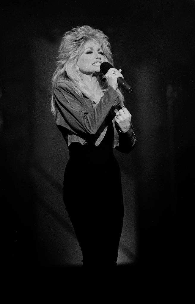 Dolly Parton on the Oprah Winfrey Show in Chicago, Illinois on February 20, 1992 | Photo: Getty Images