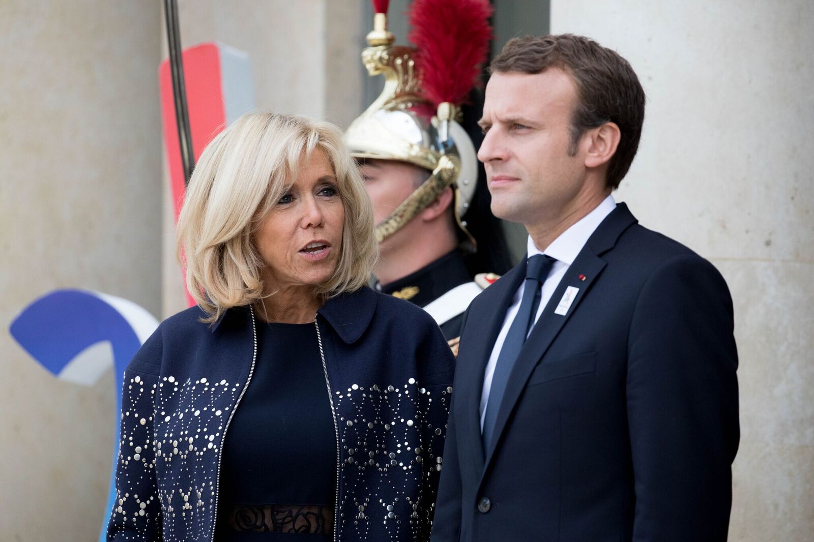 Emmanuel Macron et son épouse Brigitte Trogneux attendent d'accueillir leurs invités. | Photo : GettyImage