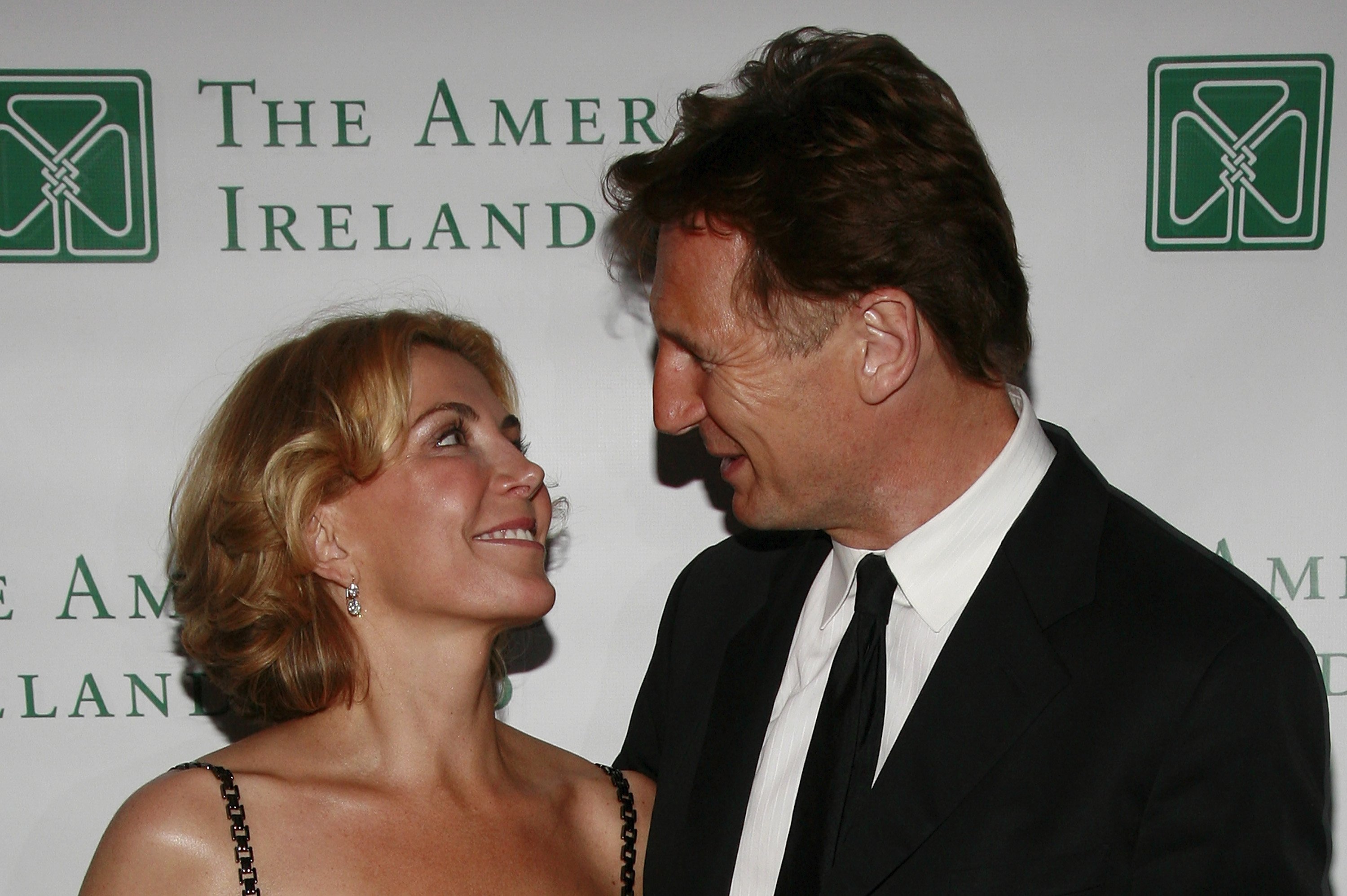 Natasha Richardson und ihr Ehemann Liam Neeson nehmen am 8. Mai 2008 in New York City an der 33. jährlichen New Yorker Gala-Spendenaktion des American Ireland Fund im The Tent at Lincoln Center teil | Quelle: Getty Images