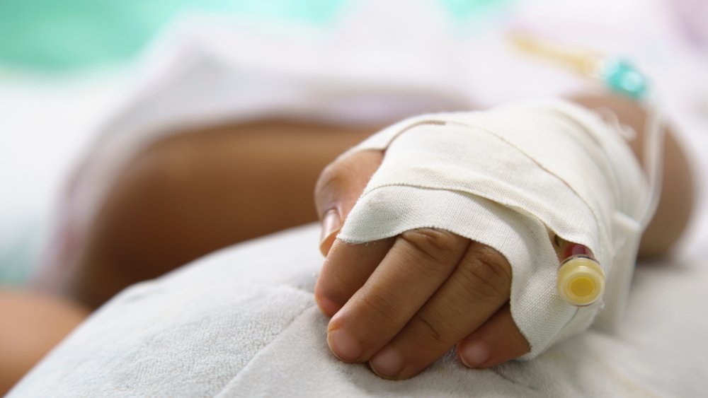 Mano de un niño hospitalizado, con un cateter. | Foto: Shutterstock.