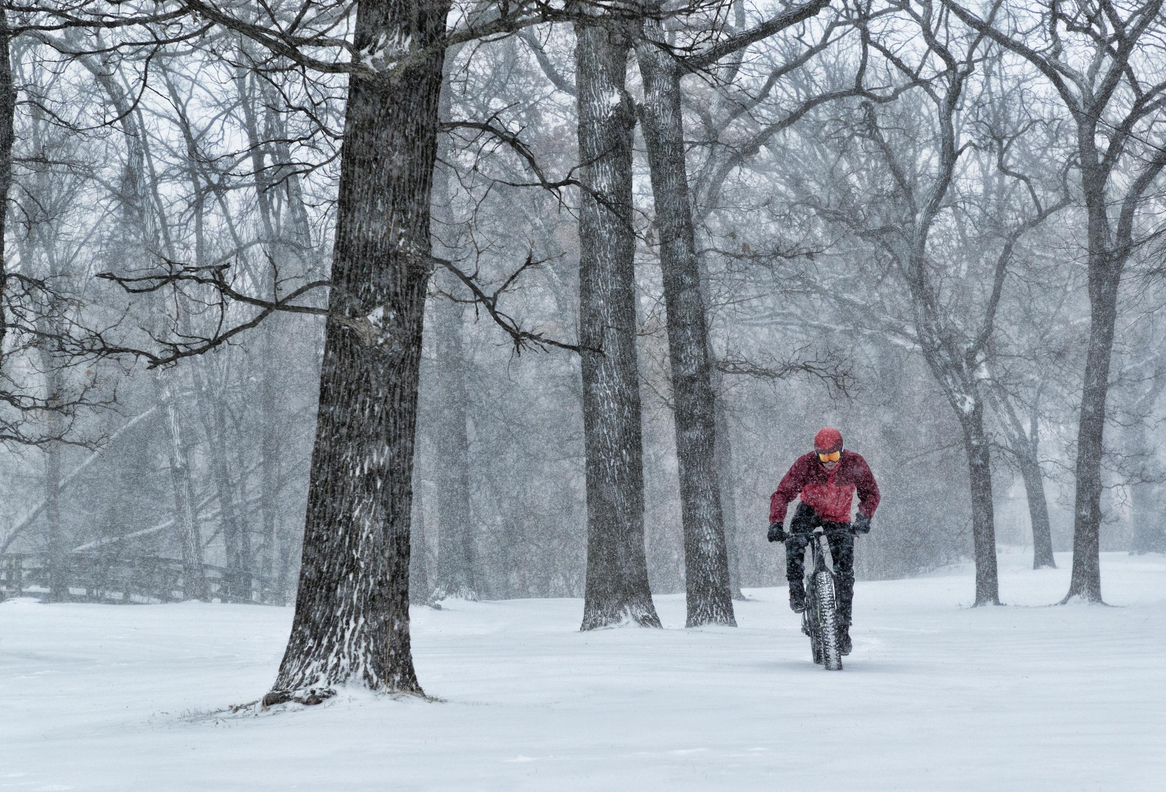 A fat biker riding in a snowstorm in Minnesota, dated August 4, 2018 | Source: Getty Images