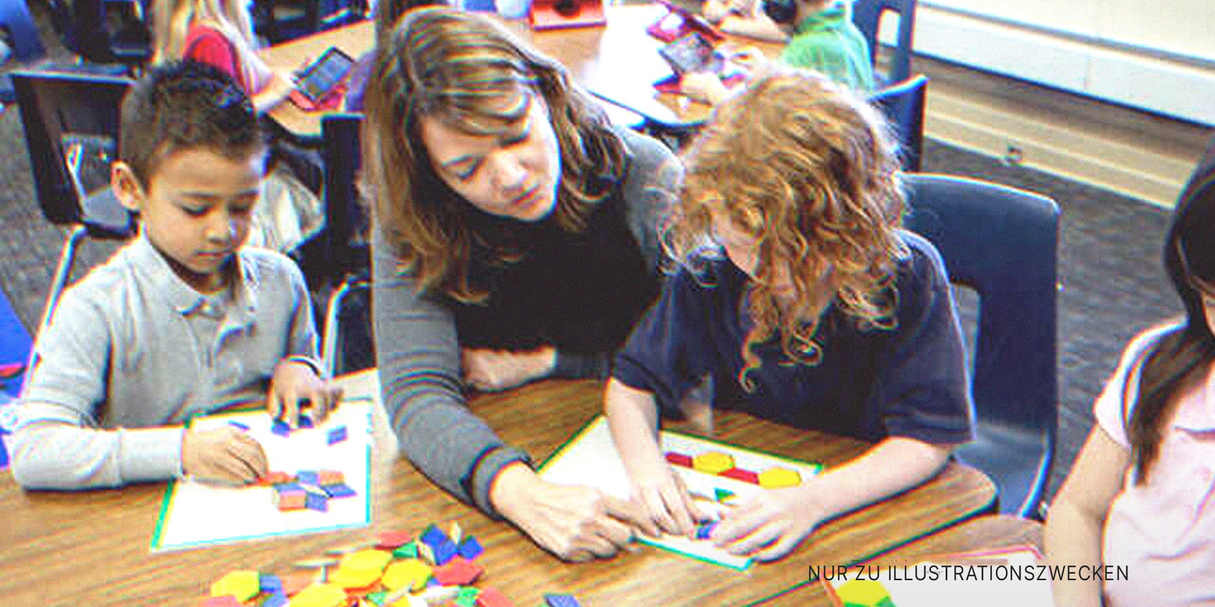 Lehrerin hilft ihren Schülern. | Quelle: Getty Images