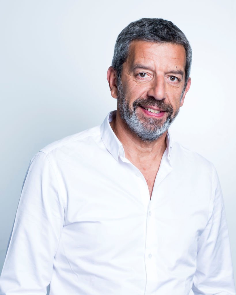 Michel Cymes pose lors d'une séance de portrait à Paris, France le 28/08/2016. | Photo : Getty Images Michel Cymes pose lors d'une séance de portrait à Paris, France le 28/08/2016. | Photo : Getty Images