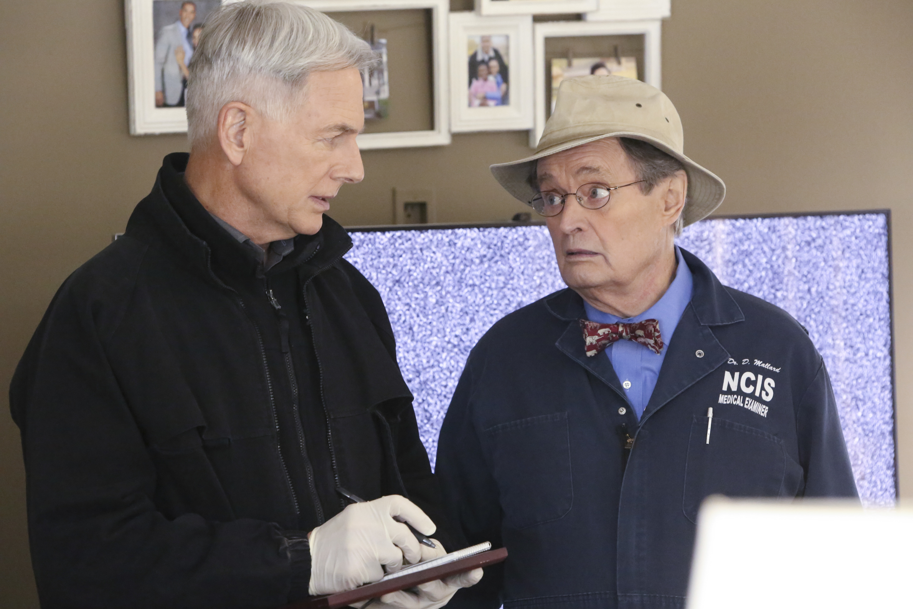 Mark Harmon and David McCallum on the set of “NCIS” on January 11, 2017 | Source: Getty Images