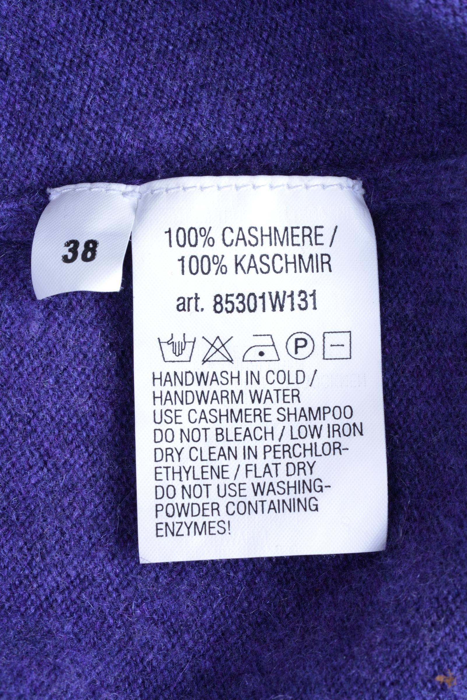 A garmnent label with cleaning instructions | Source: Getty Images