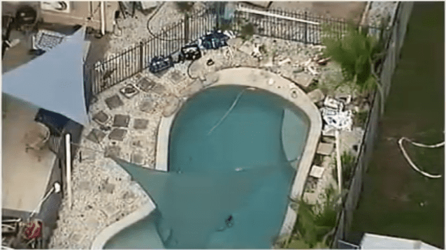 Vue aérienne de la piscine où les 2 bambins se sont noyés. | YouTube/DailyNewsUSA