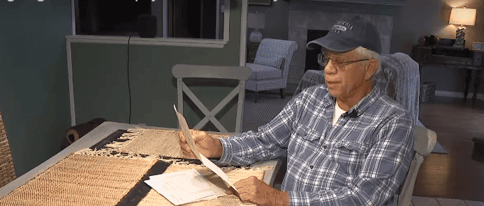 Mike Esmond reads the note sent by the city of Gulf Breeze to the households he helped on December 18 ,2019.  | Source: Facebook/weartv