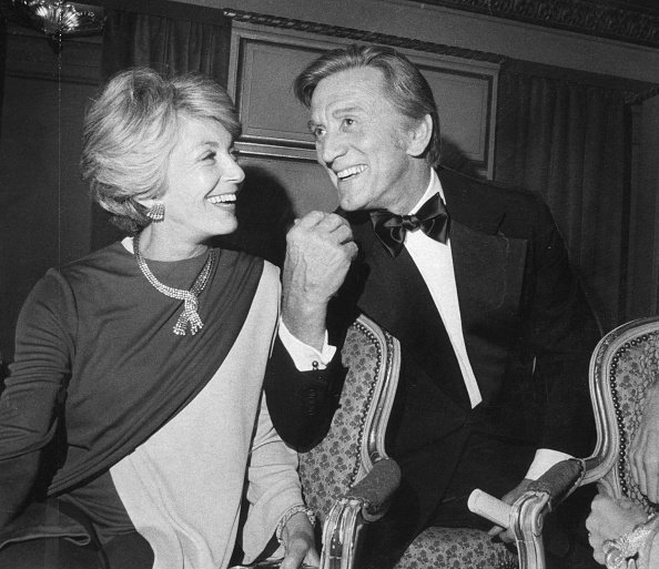Anne et Kirk Douglas à l'Opéra. | Photo : Getty Images