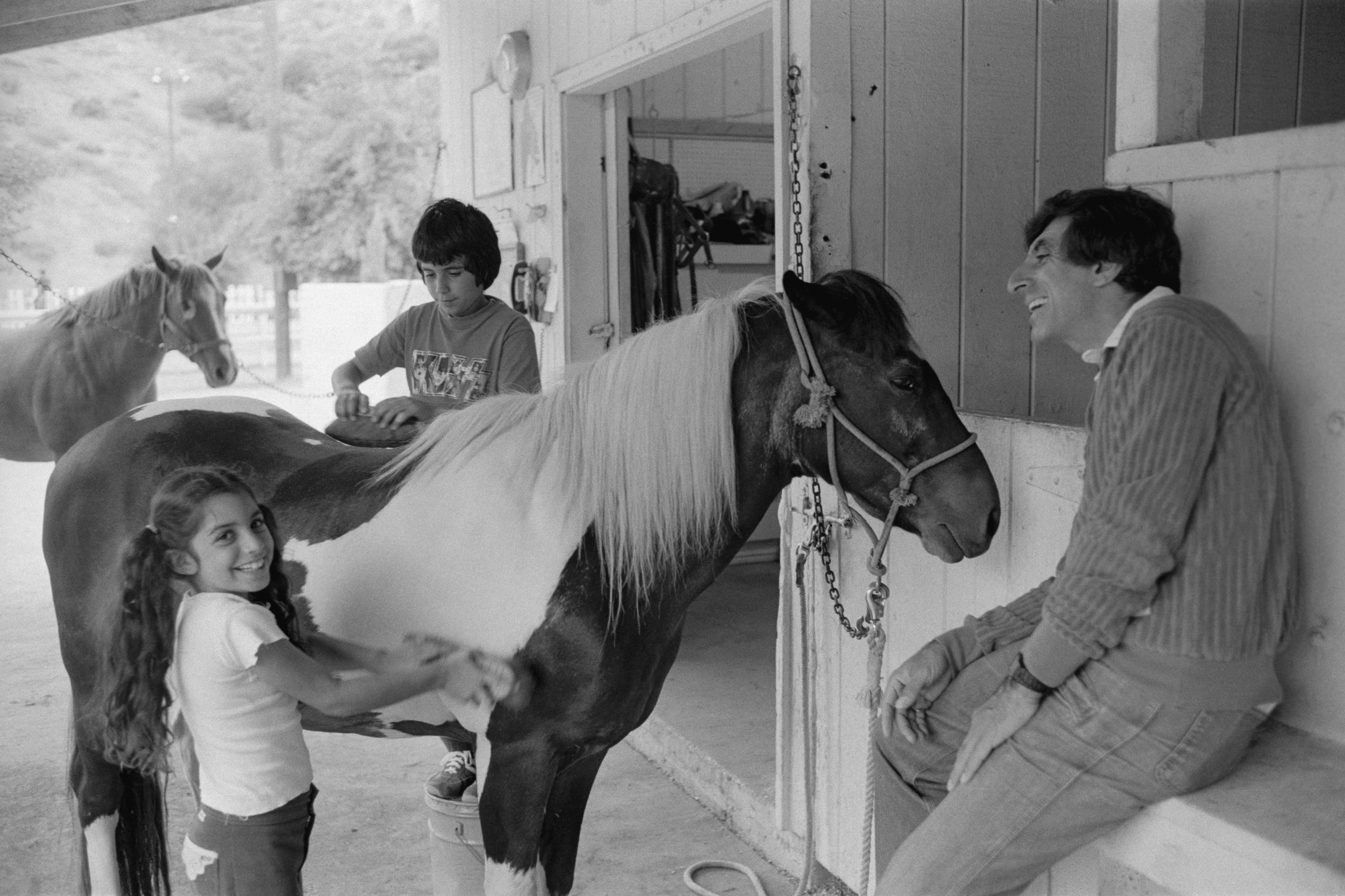 Jamie Farr and his two children at home circa 1979. | Source: Getty Images
