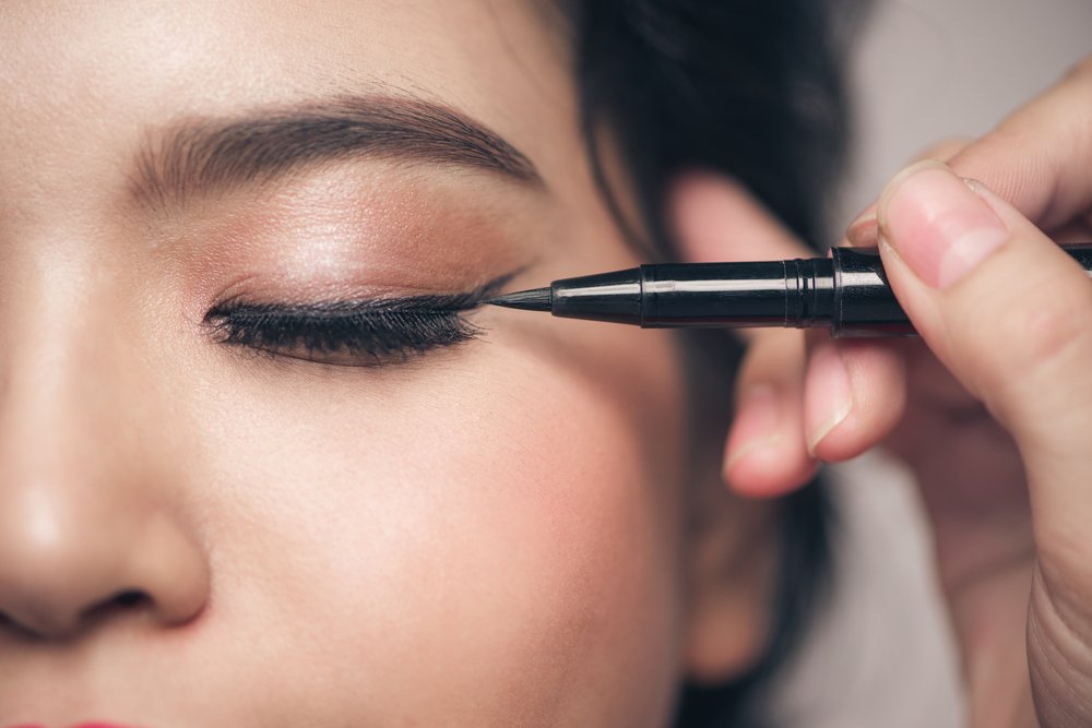 Mujer delineando sus ojos. | Foto: Shutterstock