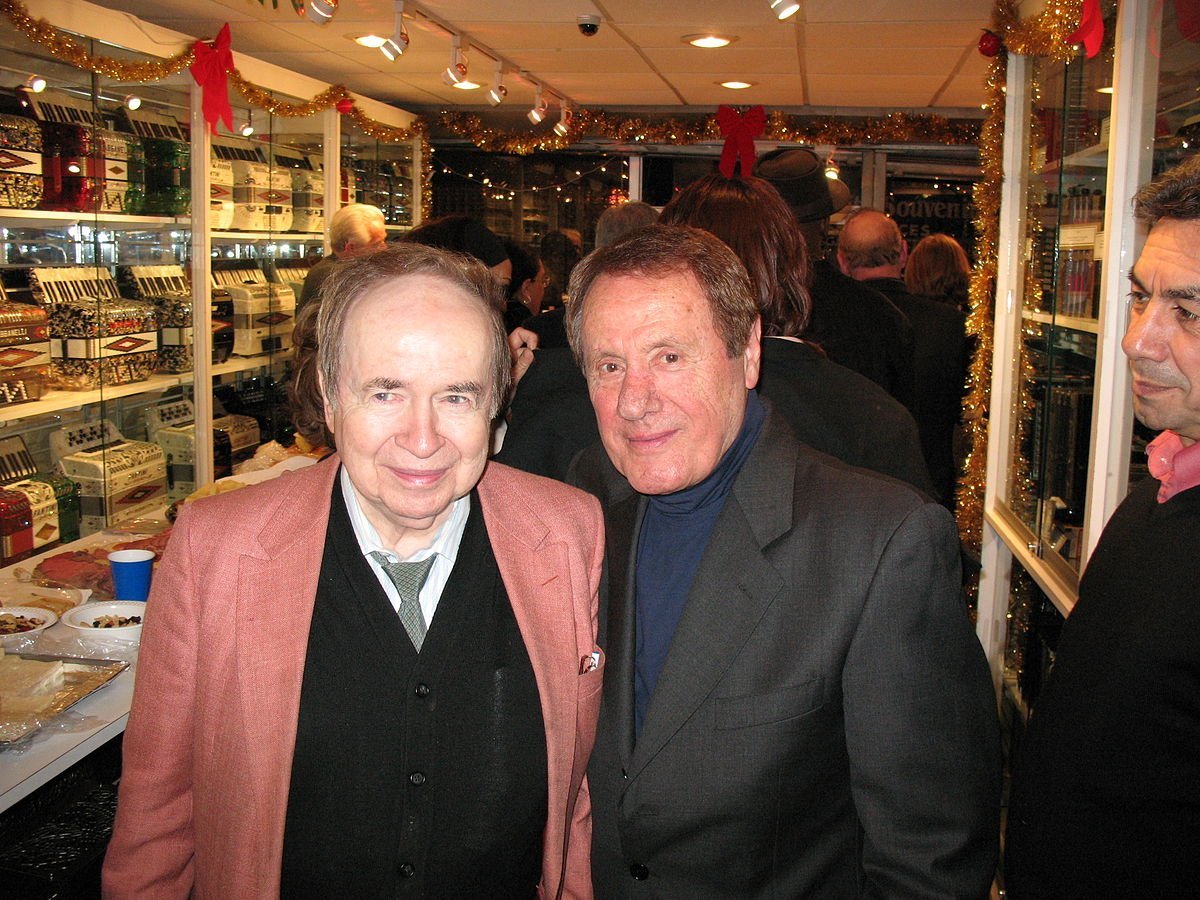 Joe Franklin and Alex Carozza at Alex' Accordion Museum and shop in New York City in 2007. | Photo: Wikimedia Commons