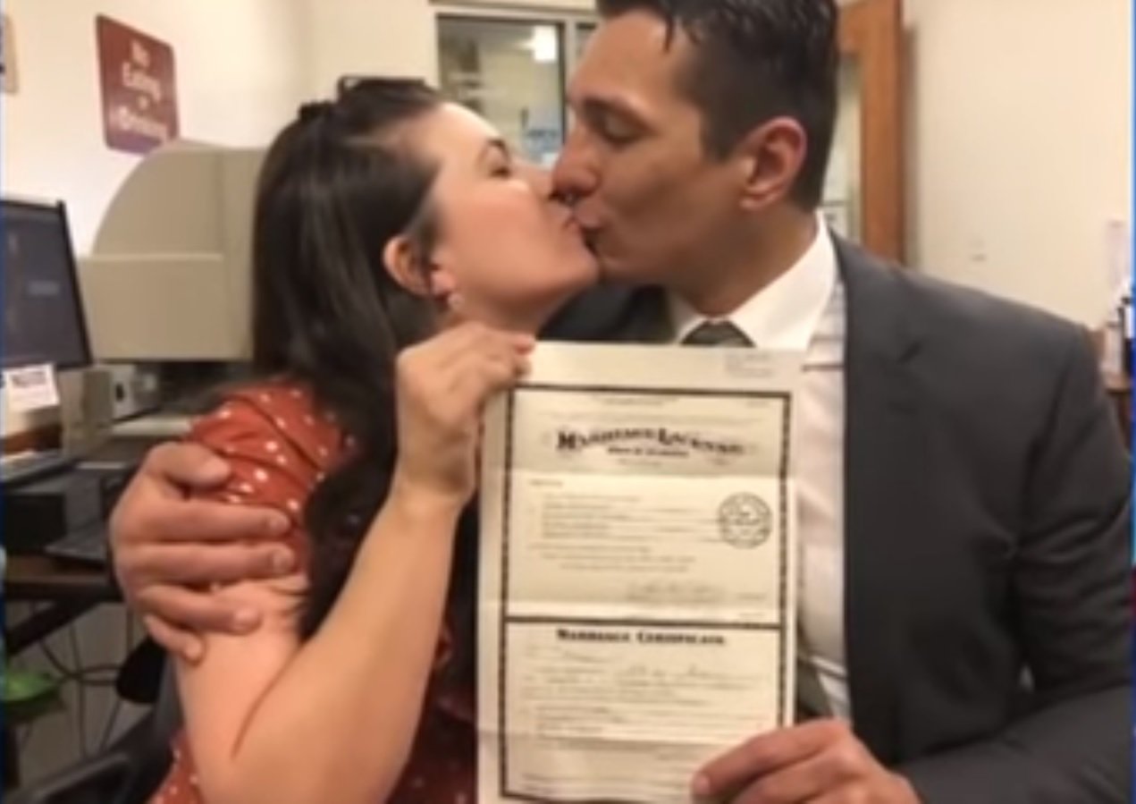 La pareja compartiendo un beso. Fuente: YouTube / KATC La pareja compartiendo un beso. Fuente: YouTube / KATC