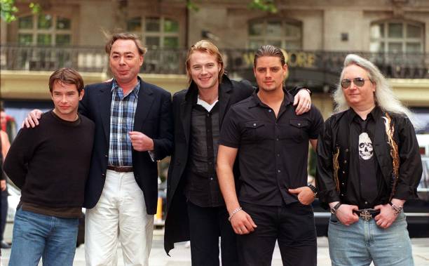 Stephen Gately Andrew Lloyd Webber (compositeur), Ronan Keating , Keith Duffy et Jim Steinman à Londres, pour célébrer leur single "No Matter What". | Photo : Getty Images
