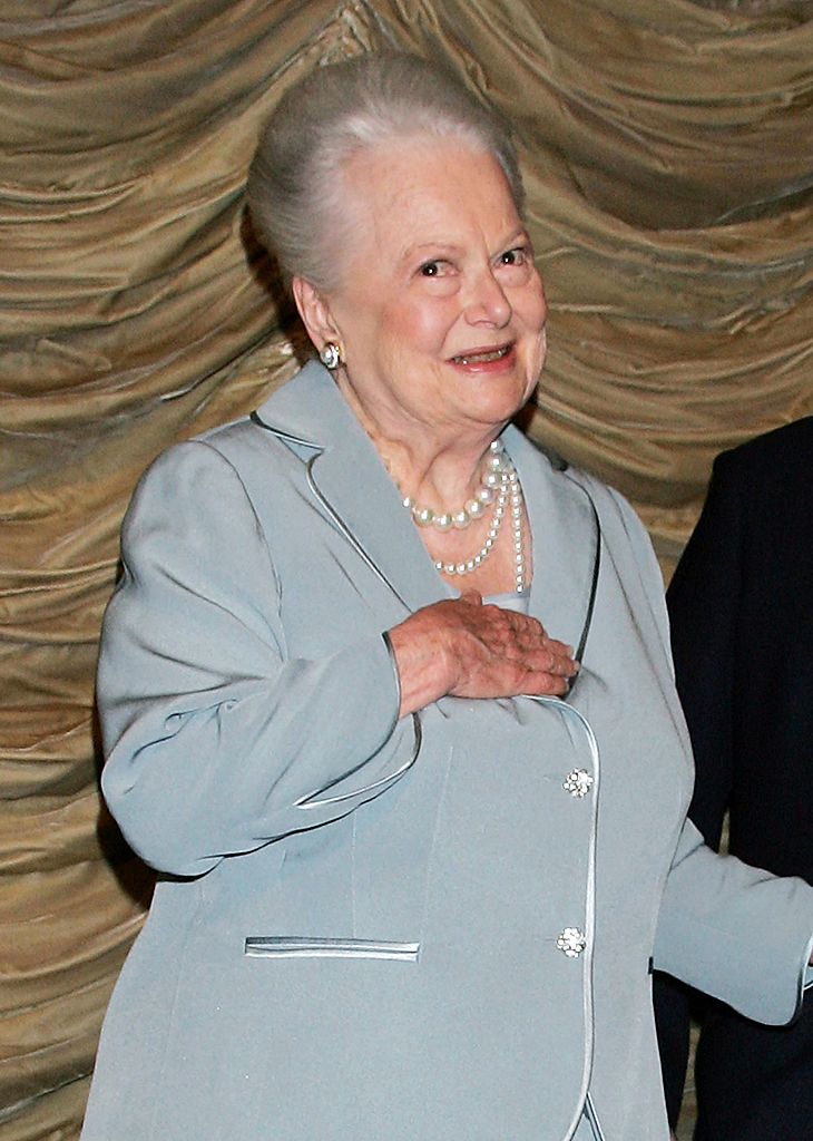 La légende du cinéma Olivia de Havilland apparaît sur scène avant la projection de "L'héritière", dans lequel elle a remporté l'Oscar de la meilleure actrice en 1949. | Photo : Getty Images