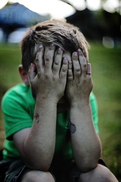 Niño llorando con sus manos sobre su rostro. | Foto: Unsplash