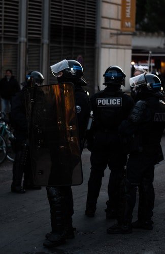 Des groupes de policier sur la route | Photo / Unsplash Des groupes de policier sur la route | Photo / Unsplash