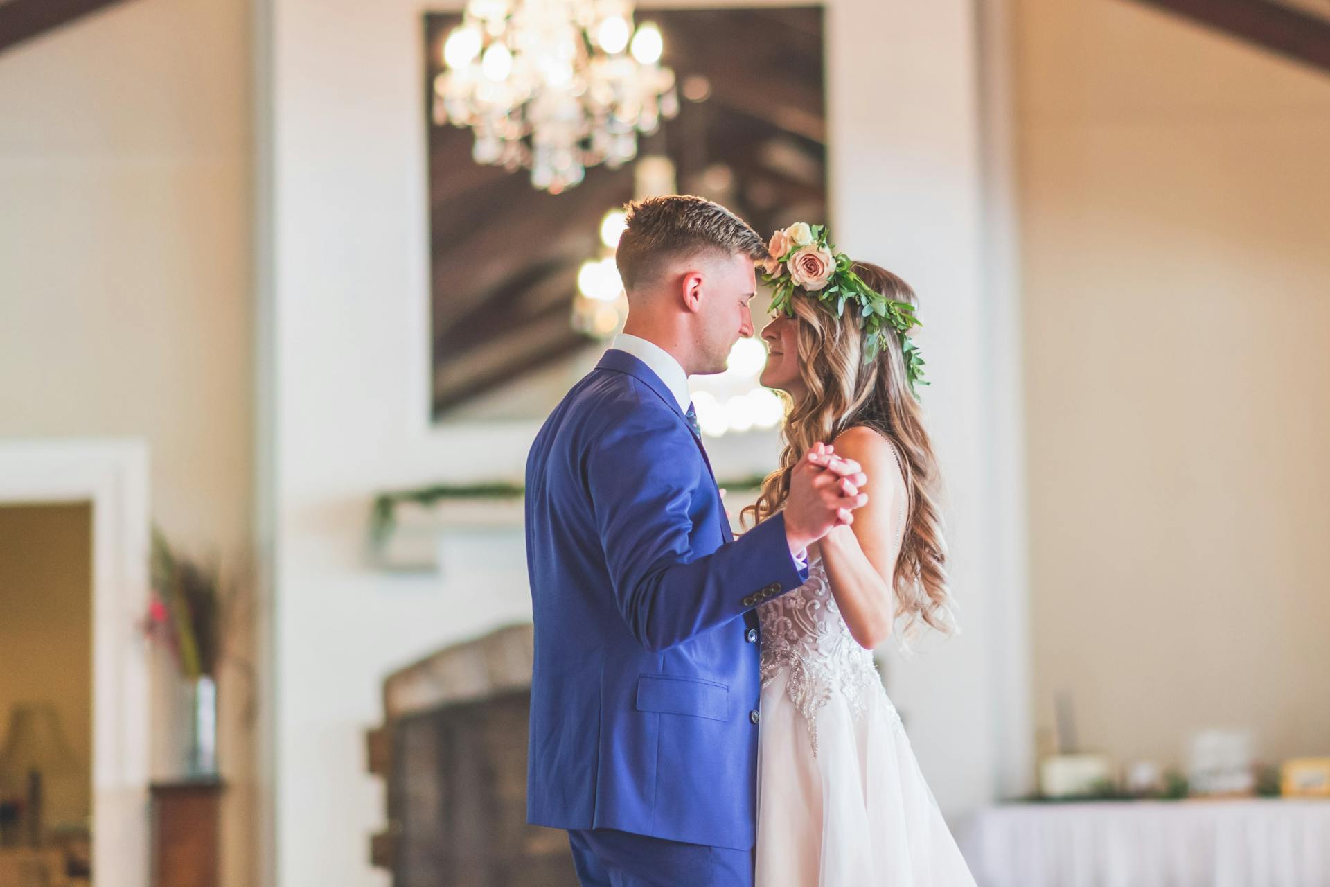 A newlywed couple dancing | Source: Pexels