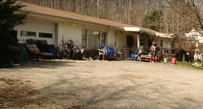 Casa donde hallaron animales acaparados en Pennsylvania (EEUU). | Foto: Youtube/CBS Pittsburgh Casa donde hallaron animales acaparados en Pennsylvania (EEUU). | Foto: Youtube/CBS Pittsburgh