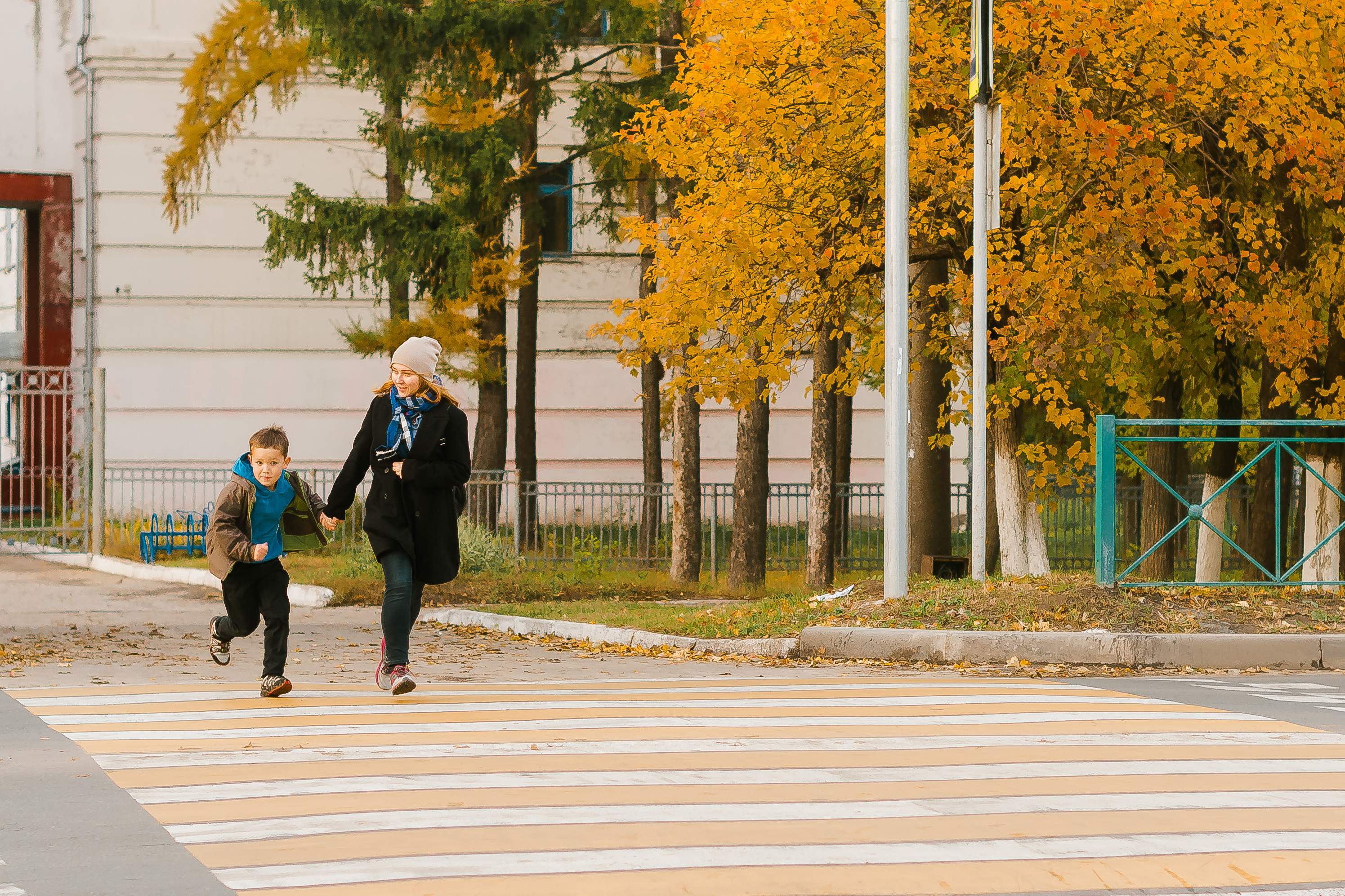 Mom with his child crosses the road in the city. | Source: Shutterstock