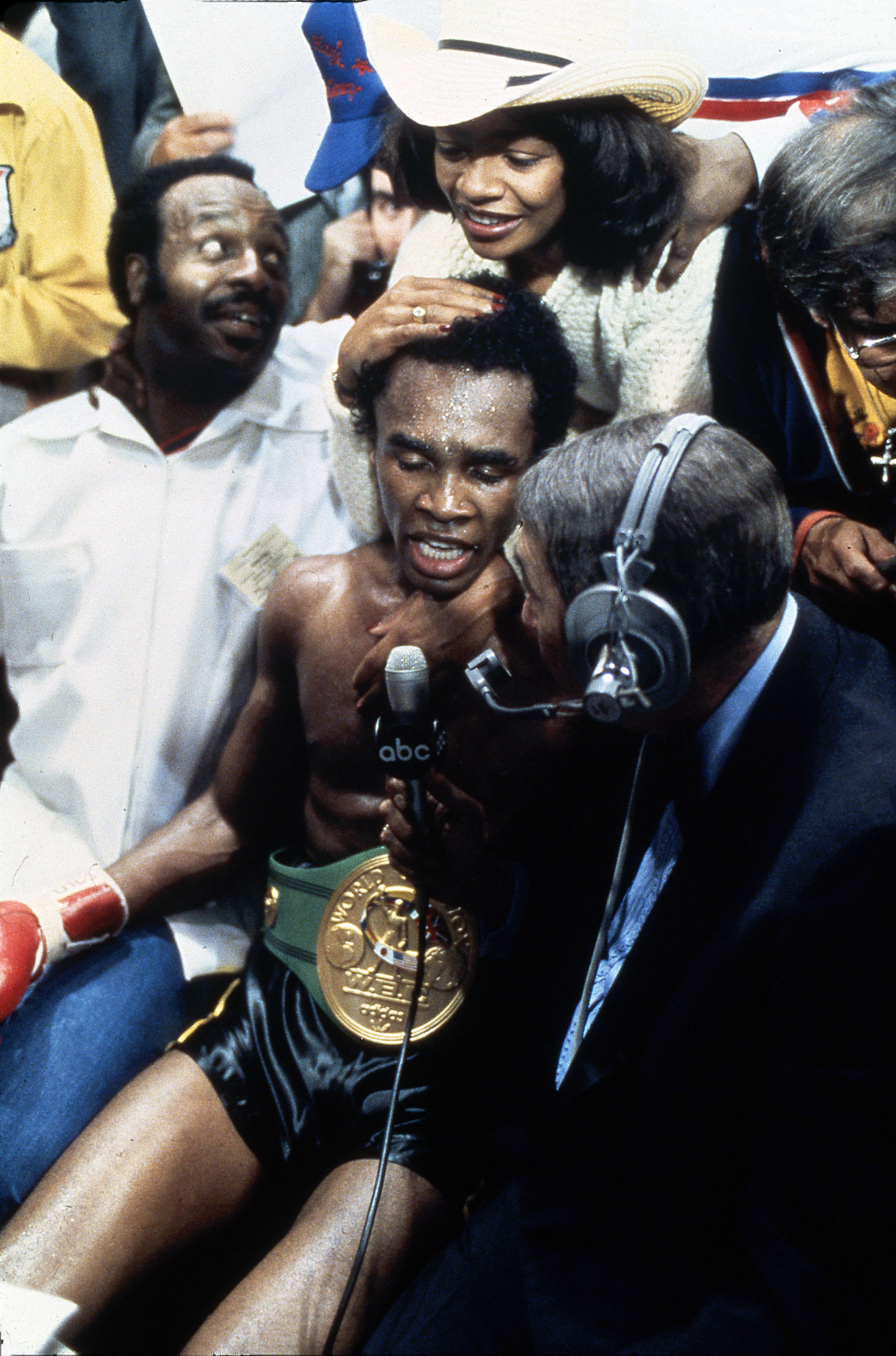 Juanita Wilkinson stands behind Sugar Ray Leonard Superdome on November 25, 1980, in New Orleans. | Source: Getty Images