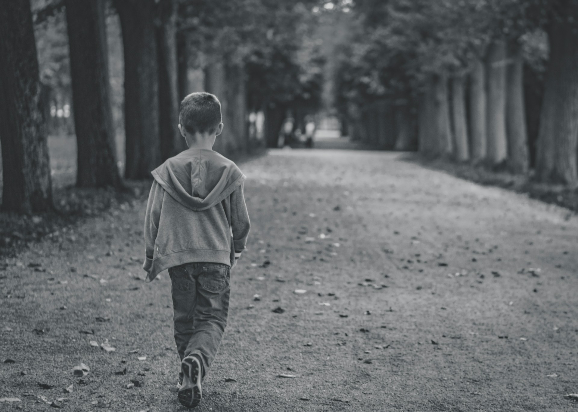 A little boy standing on the road | Source: Unsplash