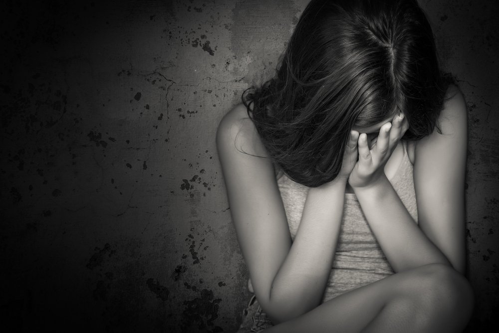 Mujer se cubre el rostro con las manos. | Foto: Shutterstock