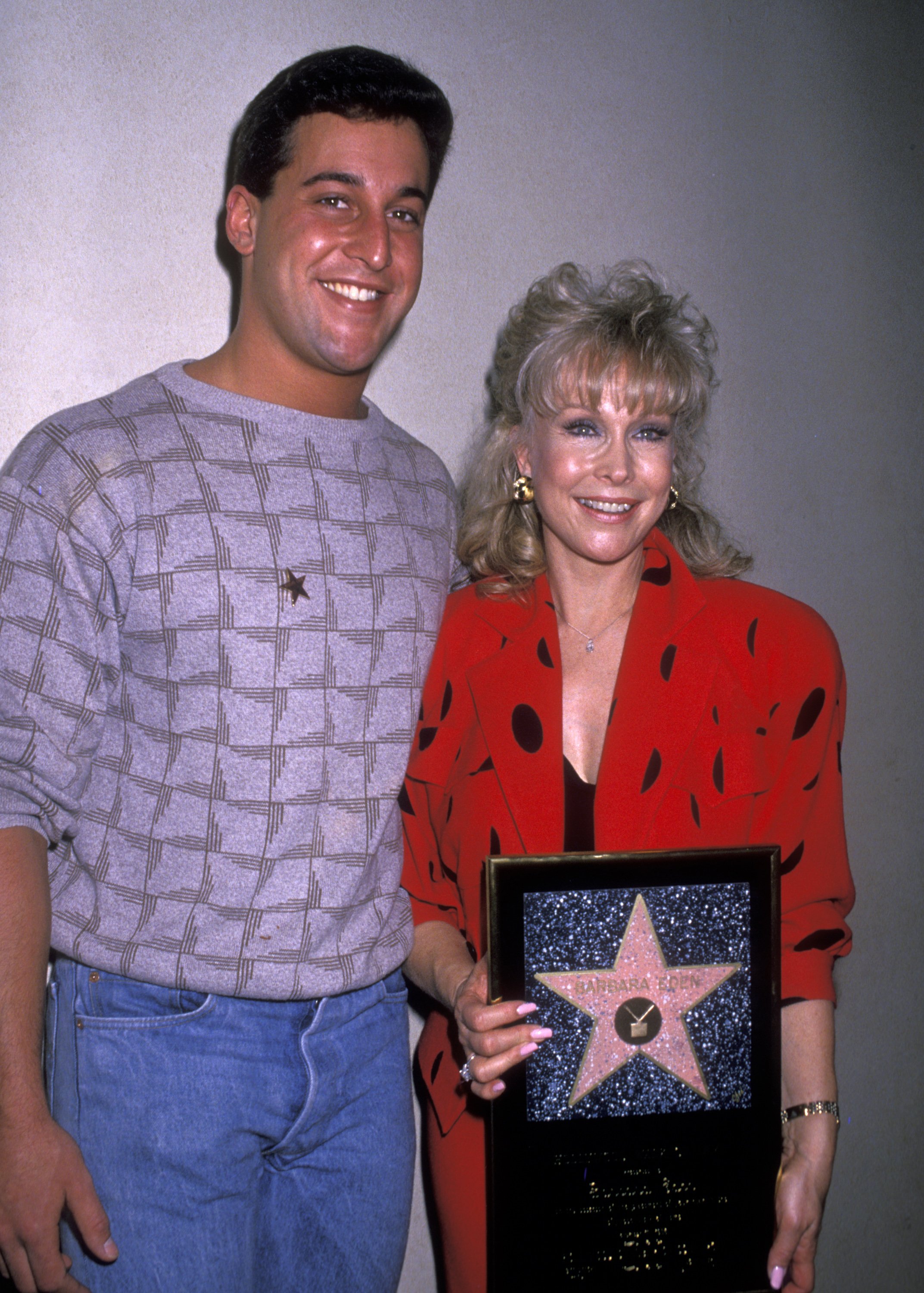 Die Schauspielerin Barbara Eden und ihr Sohn Matthew Ansara nehmen am 17. November 1988 an der "Hollywood Walk of Fame Ceremony Honoring Barbara Eden with a Star" teil | Quelle: Getty Images