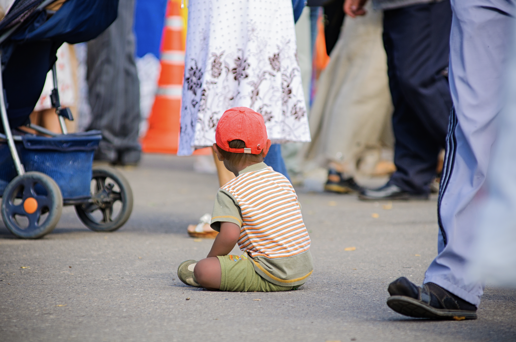 Lost little boy sitting on the street | Source: Shutterstock