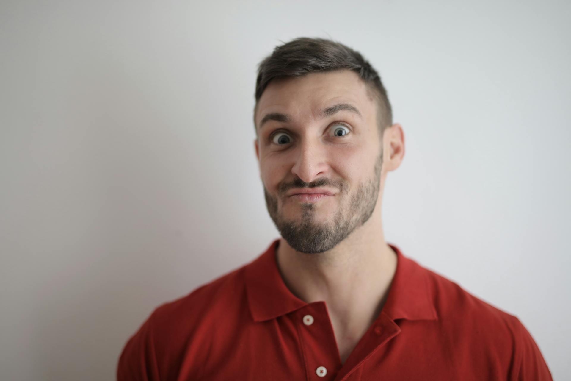 A surprised and embarrassed man | Source: Pexels