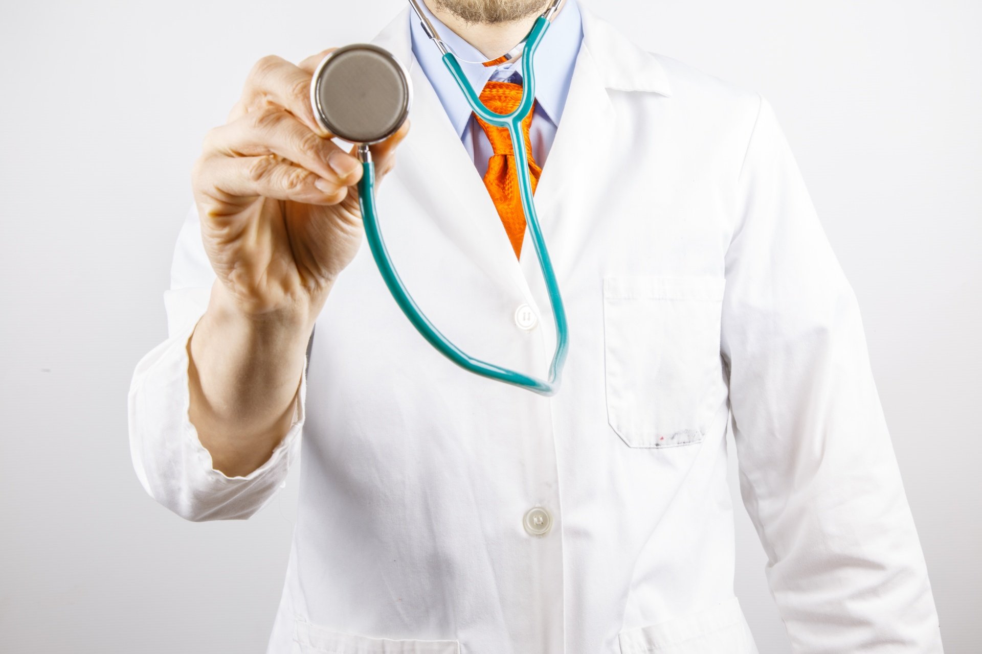Doctor sosteniendo un estetoscopio. | Foto: Public Domain Pictures