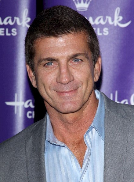 Joe Lando pose devant un photographe | Source : Getty Images