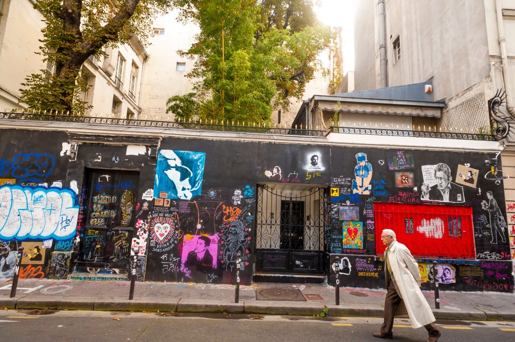 Graffitis et dessins en hommage à Serge Gainsbourg disparu en 1991 sur le mur de sa maison de la rue de Verneuil, 24 octobre 2015, Paris, France. | Photo : Getty Images