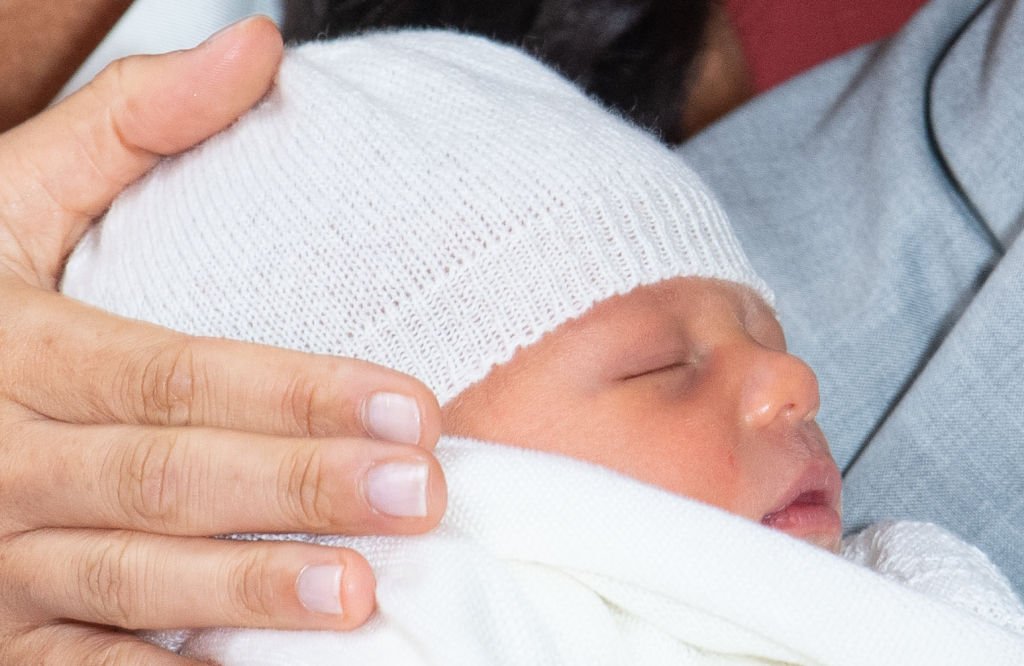 Le petit Archie dans les bras de son père. l Source : Getty Images Le petit Archie dans les bras de son père. l Source : Getty Images