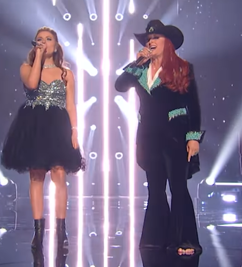 Emmy Russell and Wynonna Judd perform on American Idol, from a clip dated May 20, 2024 | Source: Instagram/americanidol