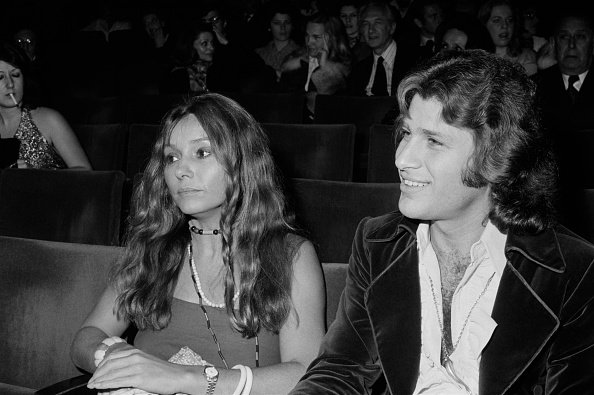 Le chanteur Mike Brant et sa fiancée lors d'une première. |Photo : Getty Images