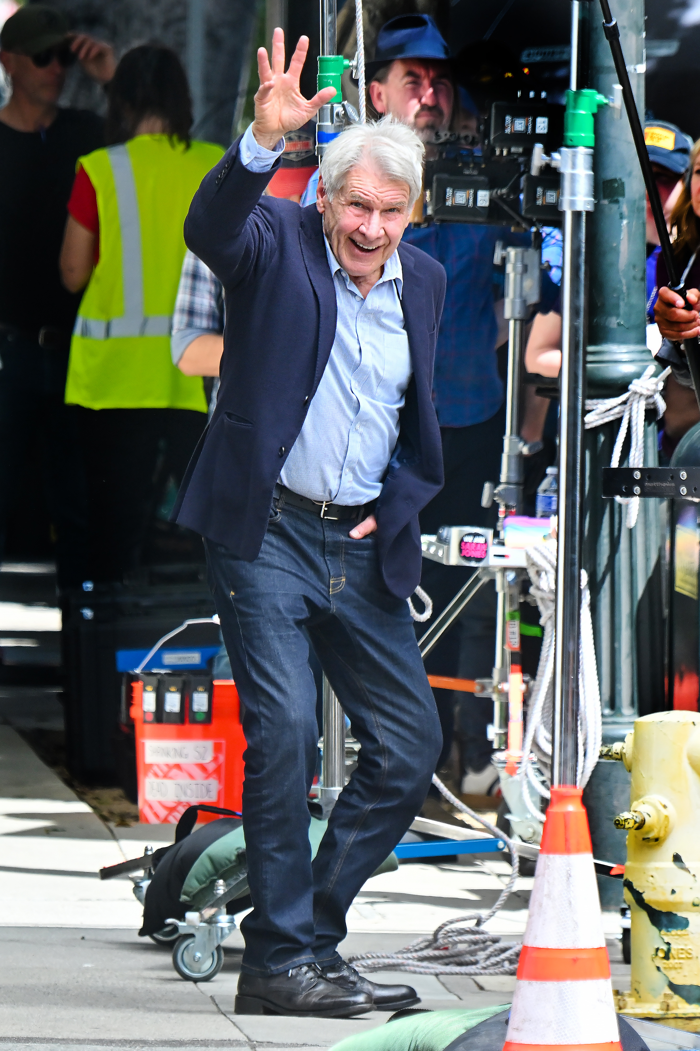 Waving energetically to onlookers in Pasadena, Harrison Ford shows off the lean, active build and upright posture of a much younger man. His slim frame and vibrant, dynamic presence are a testament to his decades of dedicated, injury-prevention training. | Source: Getty Images