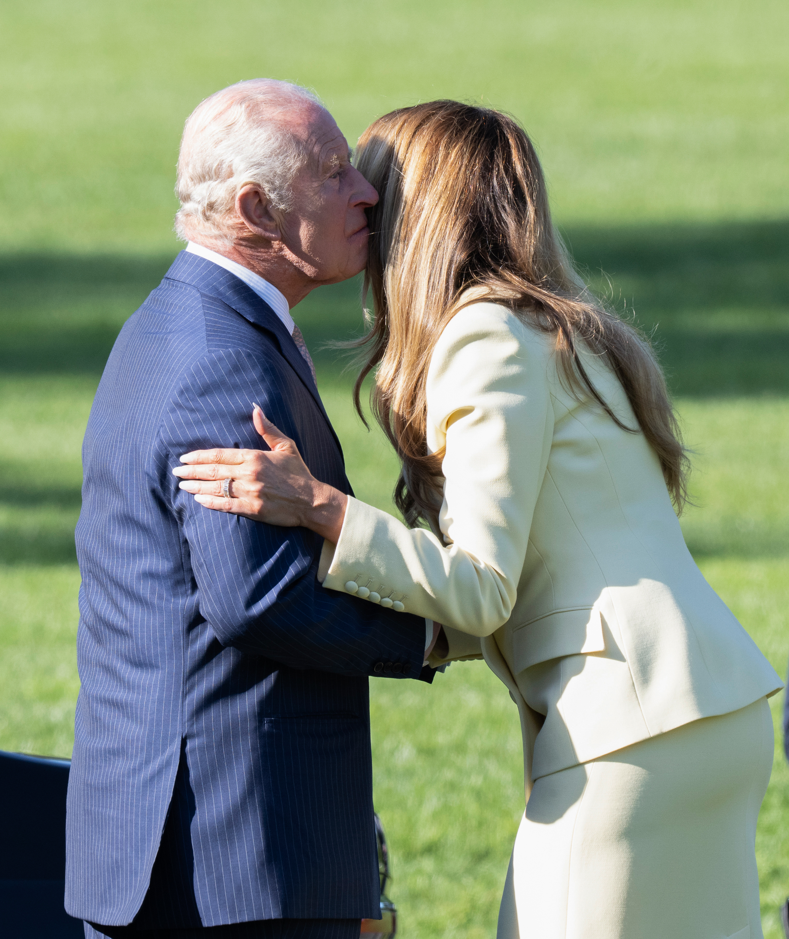 King Charles III appeared to exchange a customary cheek-to-cheek greeting with First Lady Melania Trump on the White House lawn, as the two leaned in with composed smiles during the opening moments of the state visit on 27 April 2026 in Washington, D.C. The close interaction, set against the bright spring backdrop, offered a glimpse of the more personal diplomatic rituals that accompany such high-level meetings.