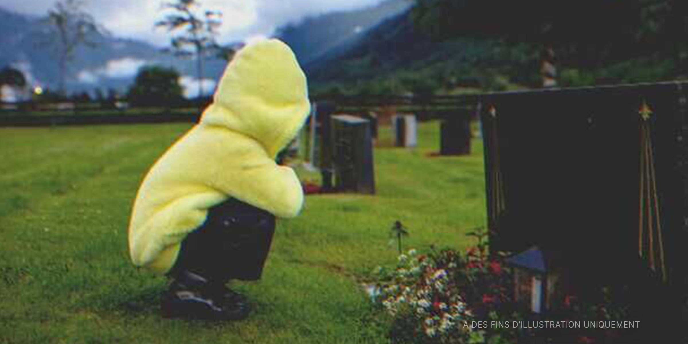 Une enfant devant une tombe | Photo : Shutterstock