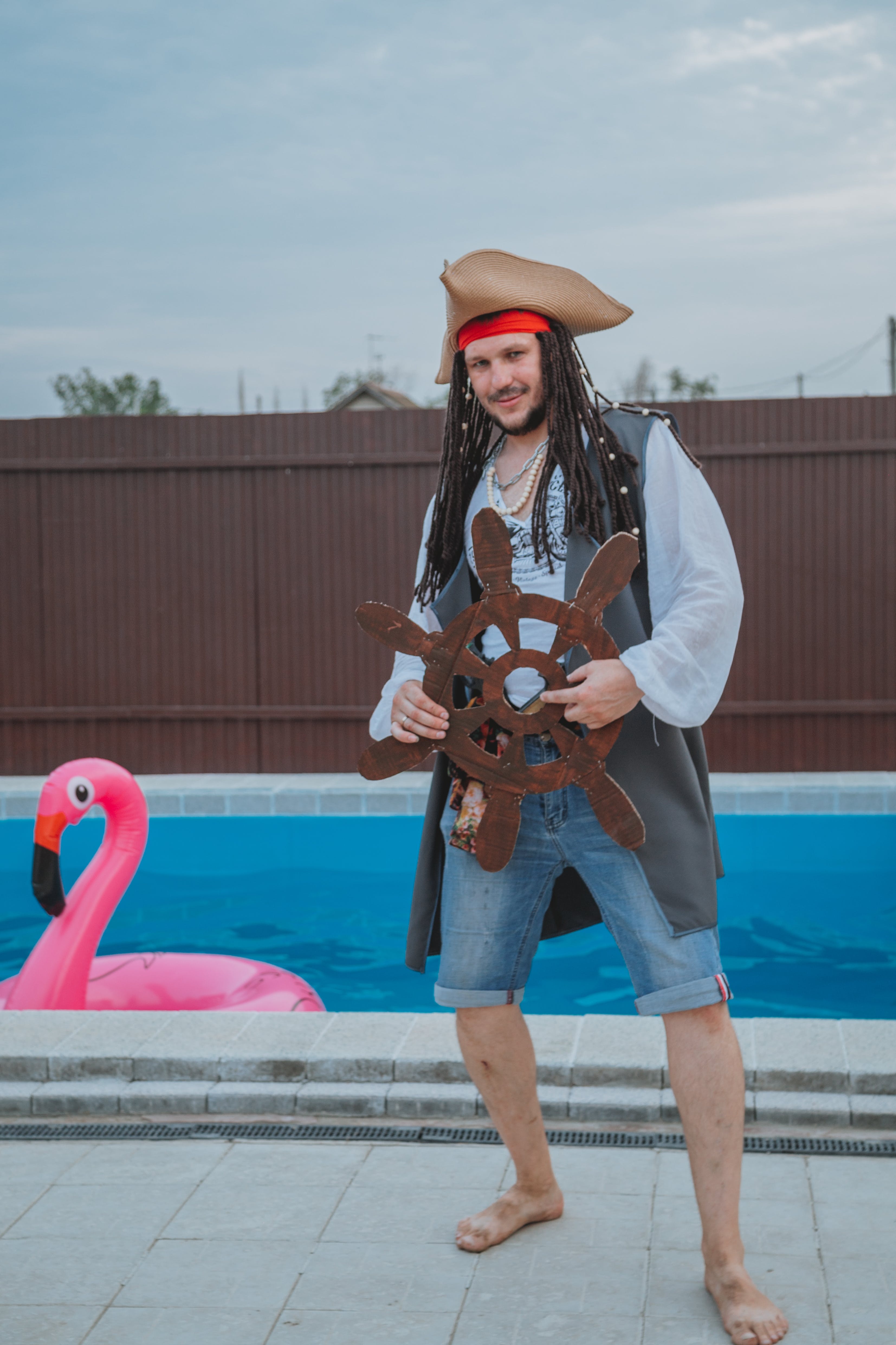 A man in a pirate costume. | Source: Pexels