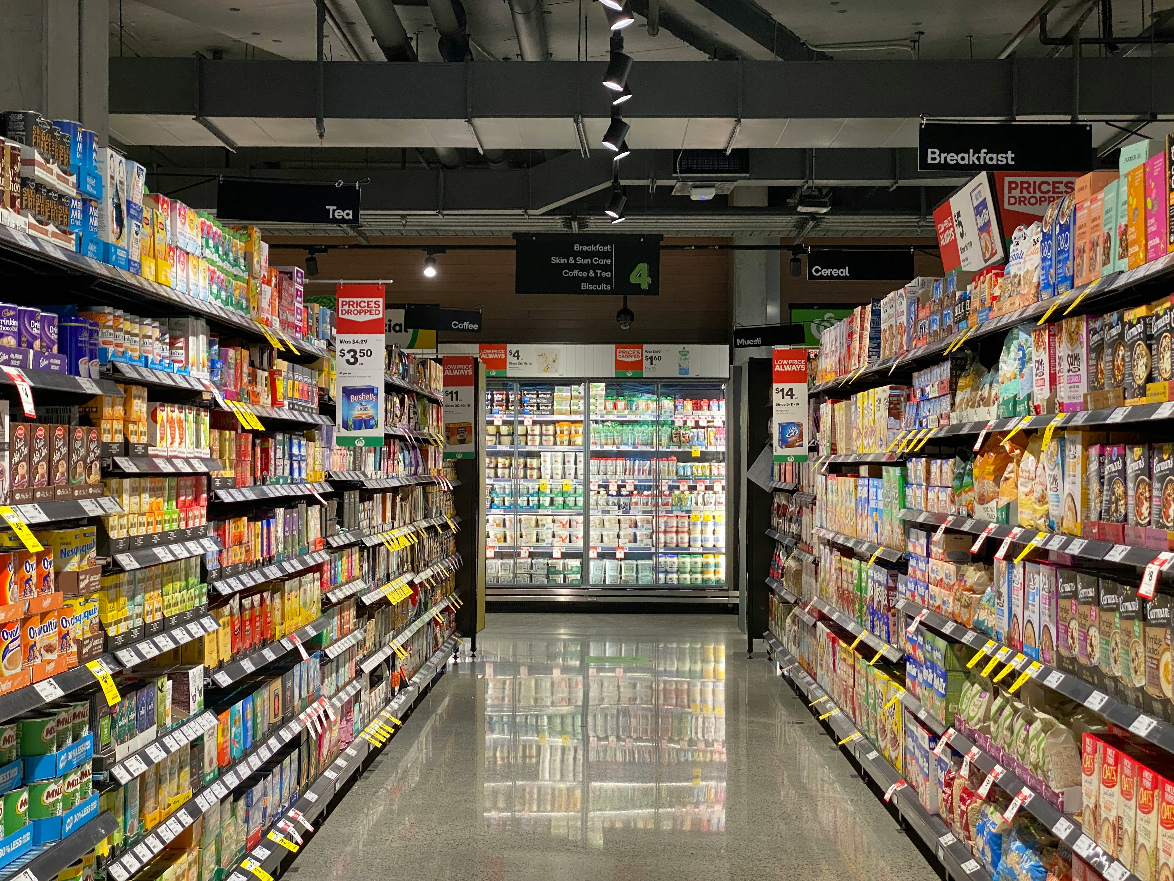 An aisle in a grocery store | Source: Pexels
