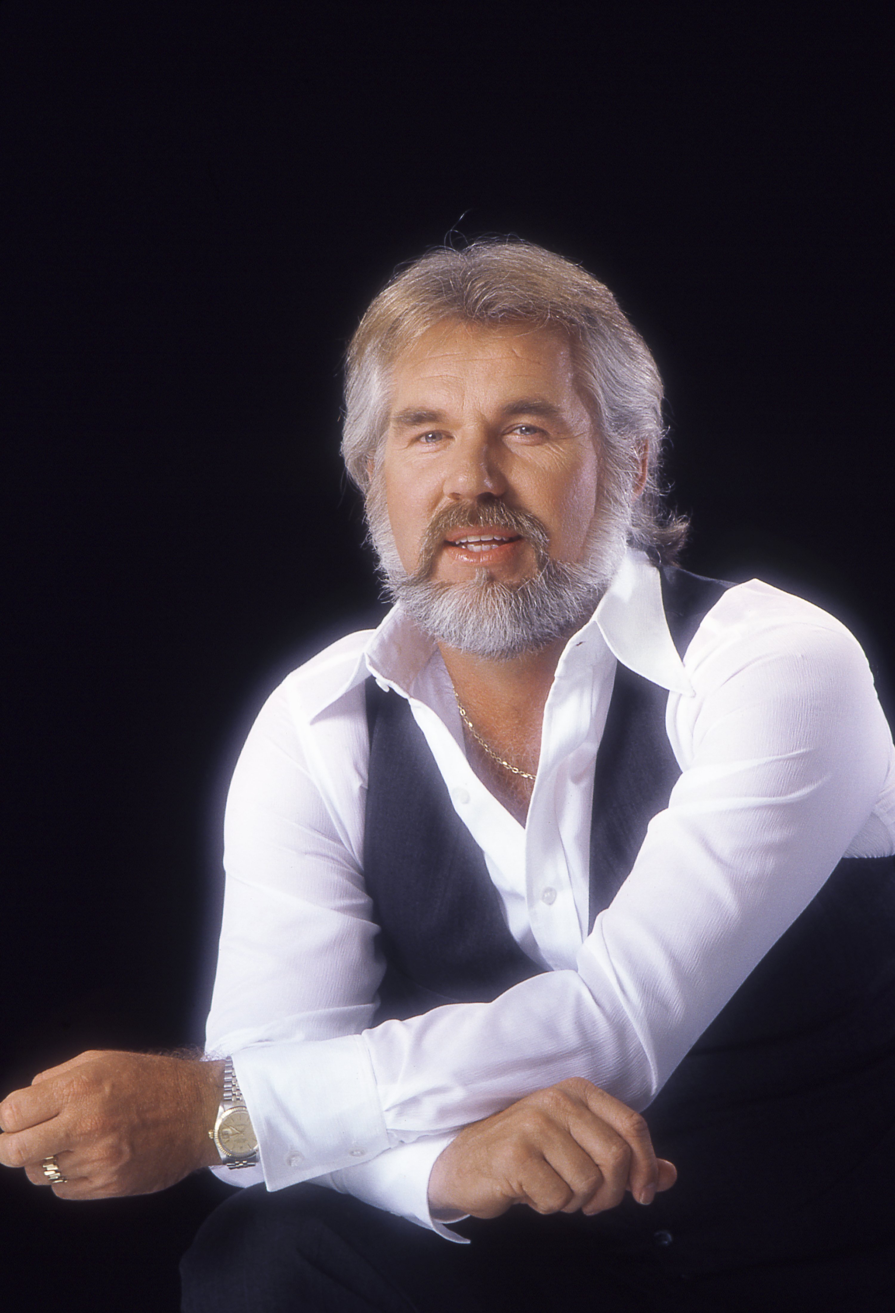 Country music icon Kenny Rogers, responsible for hit albums such as "Kenny" and "Eyes That See in the Dark," posing for a portrait in 1979 in Los Angeles, California. | Photo: Getty Images