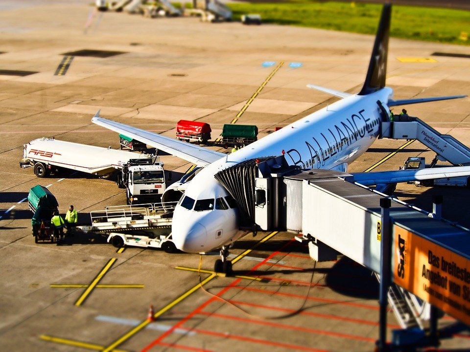 Avión en aeropuerto | Imagen tomada de: Pixabay