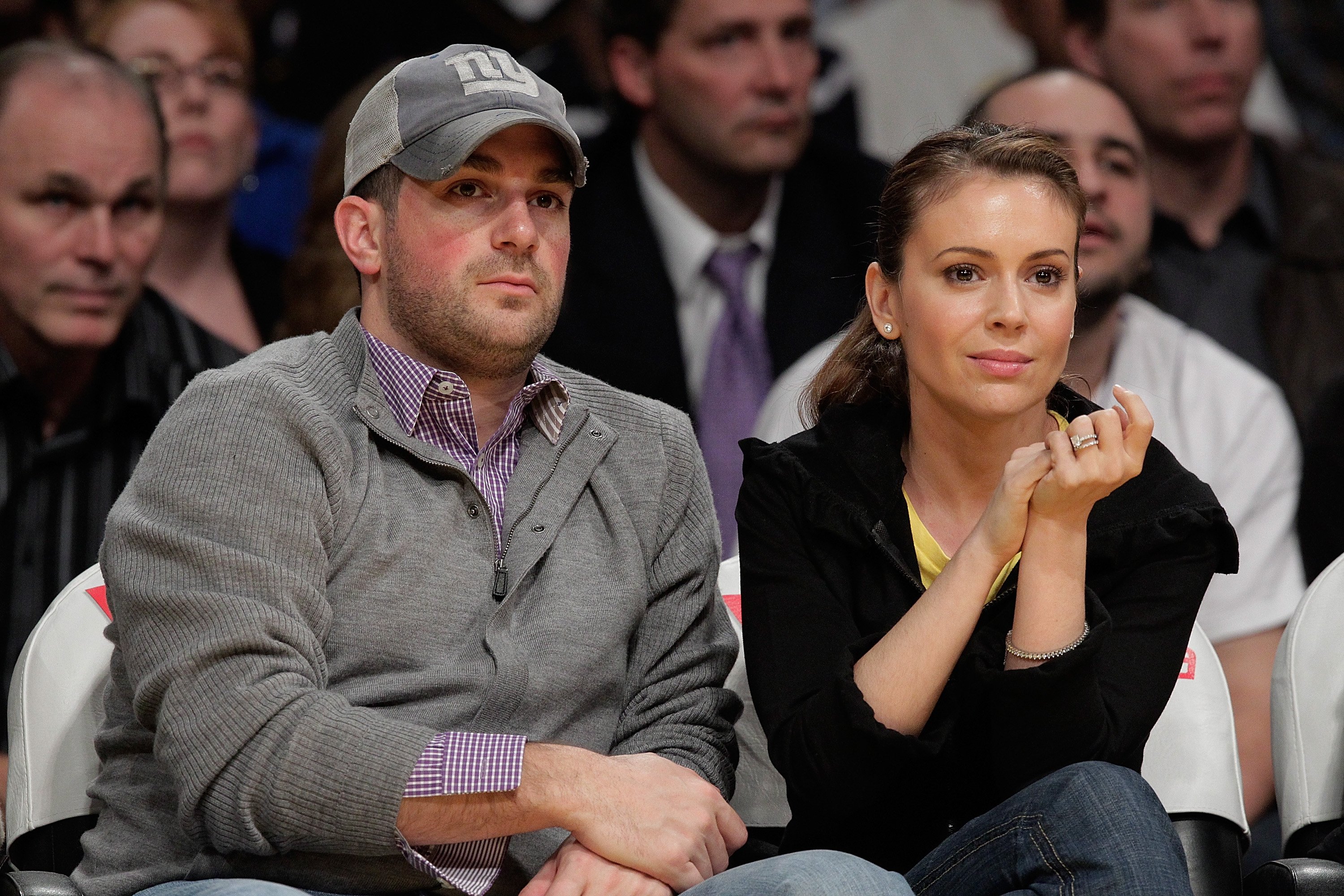  Alyssa Milano (R) and David Bugliari (L) attend a game between the Philadelphia 76ers and the Los Angeles Lakers at Staples Center on February 26, 2010, in Los Angeles, California. | Source: Getty Images