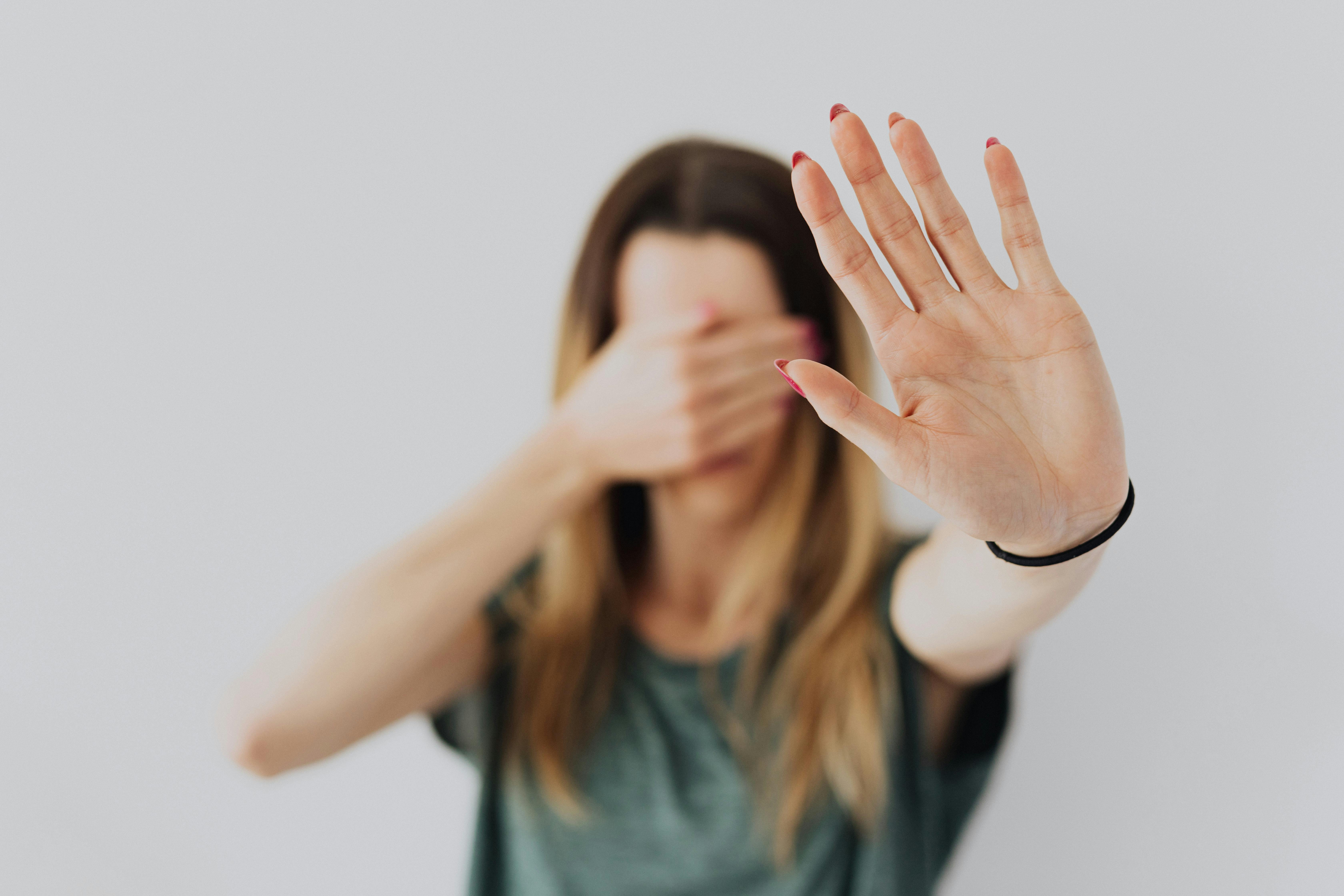 Panicking woman hides her face | Source: Pexels
