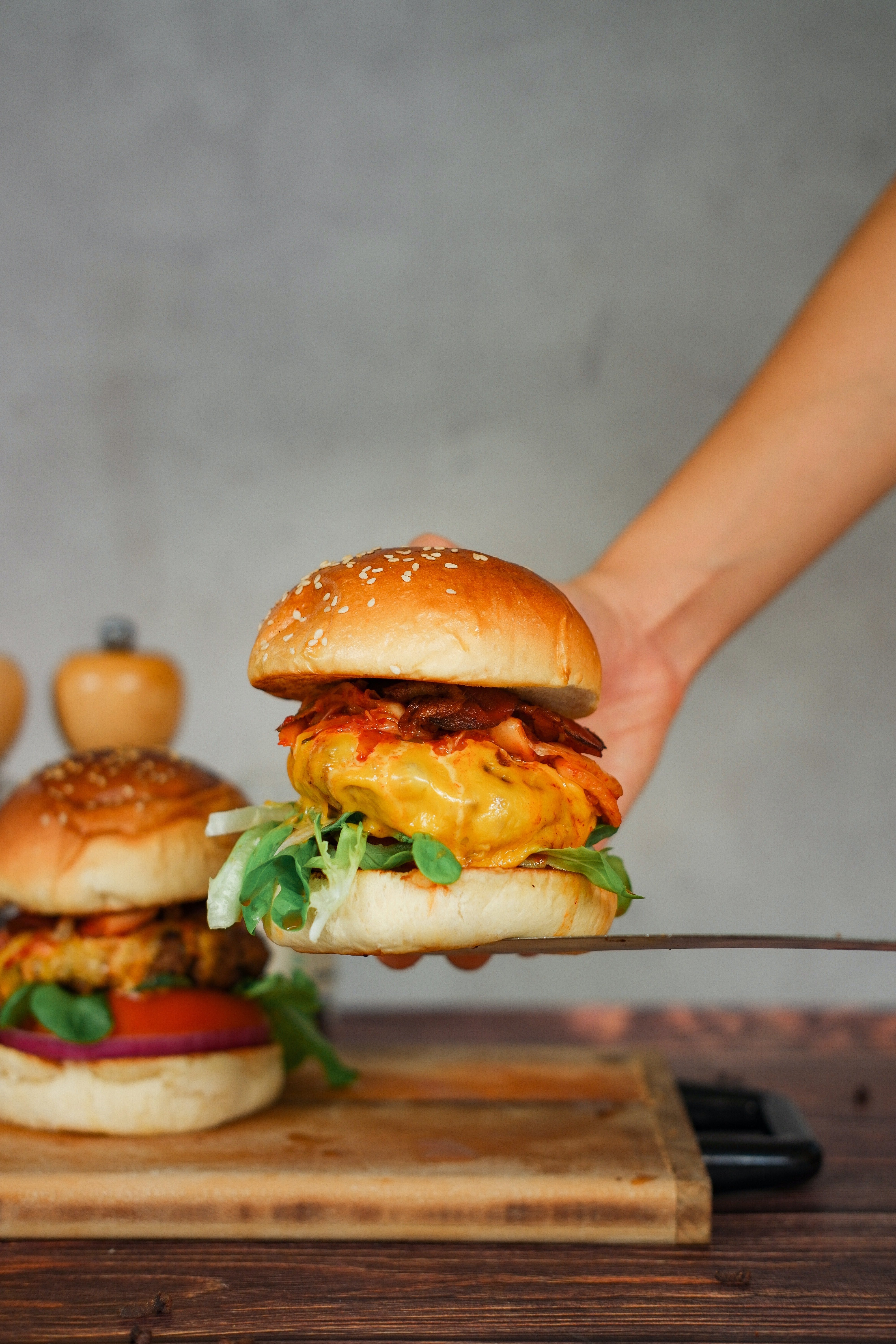 Hamburger avec laitue et tomate. | Photo : Pexels