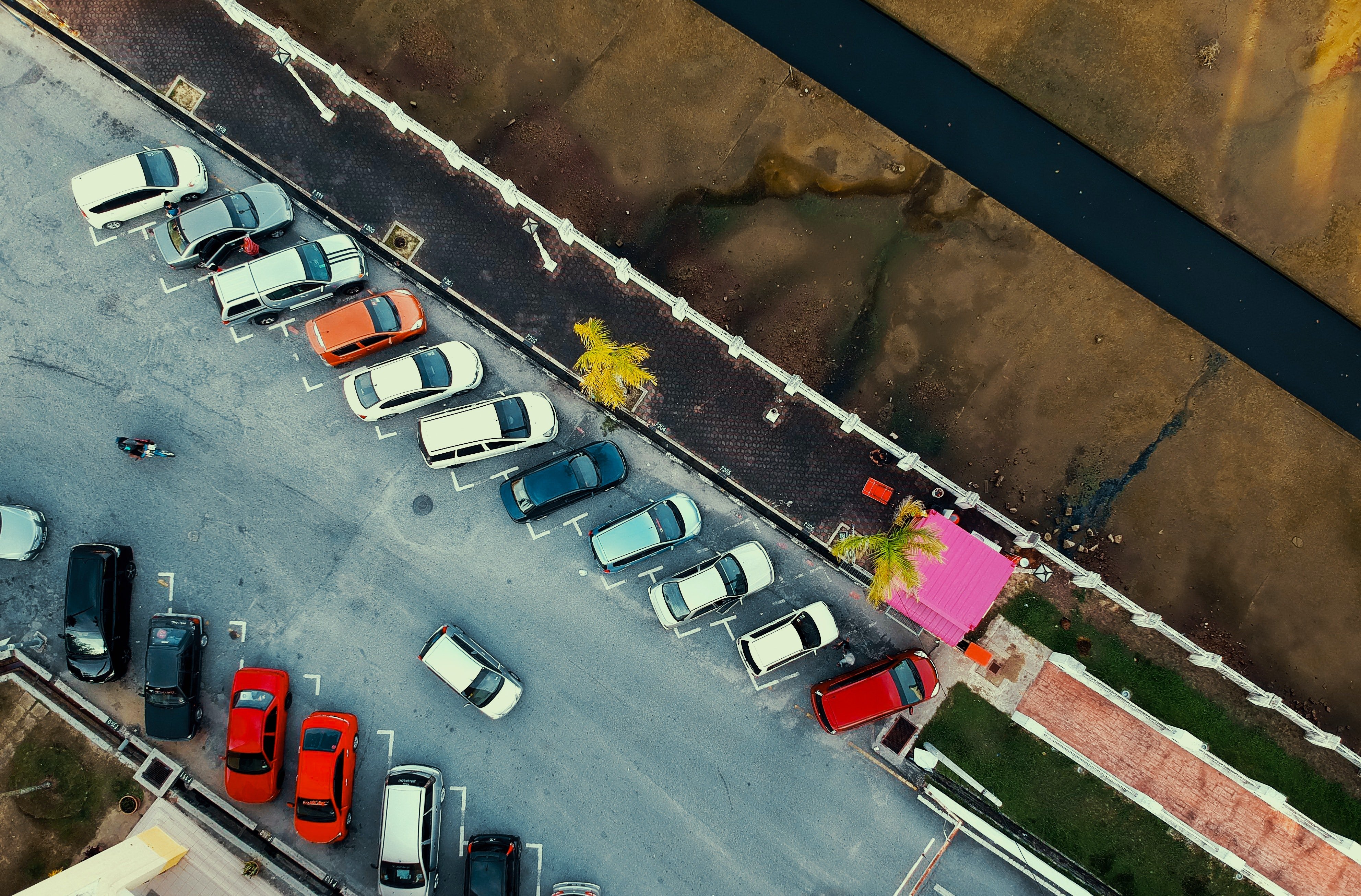 Estacionamiento con muchos autos. Foto: Pexels
