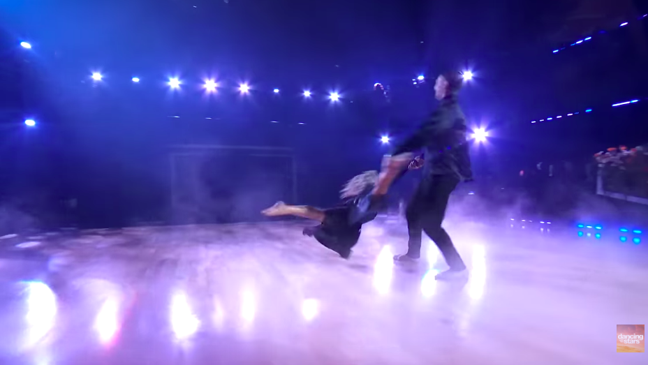 Alan Bersten swinging Elaine Hendrix around. | Source: YouTube/Dancing With The Stars
