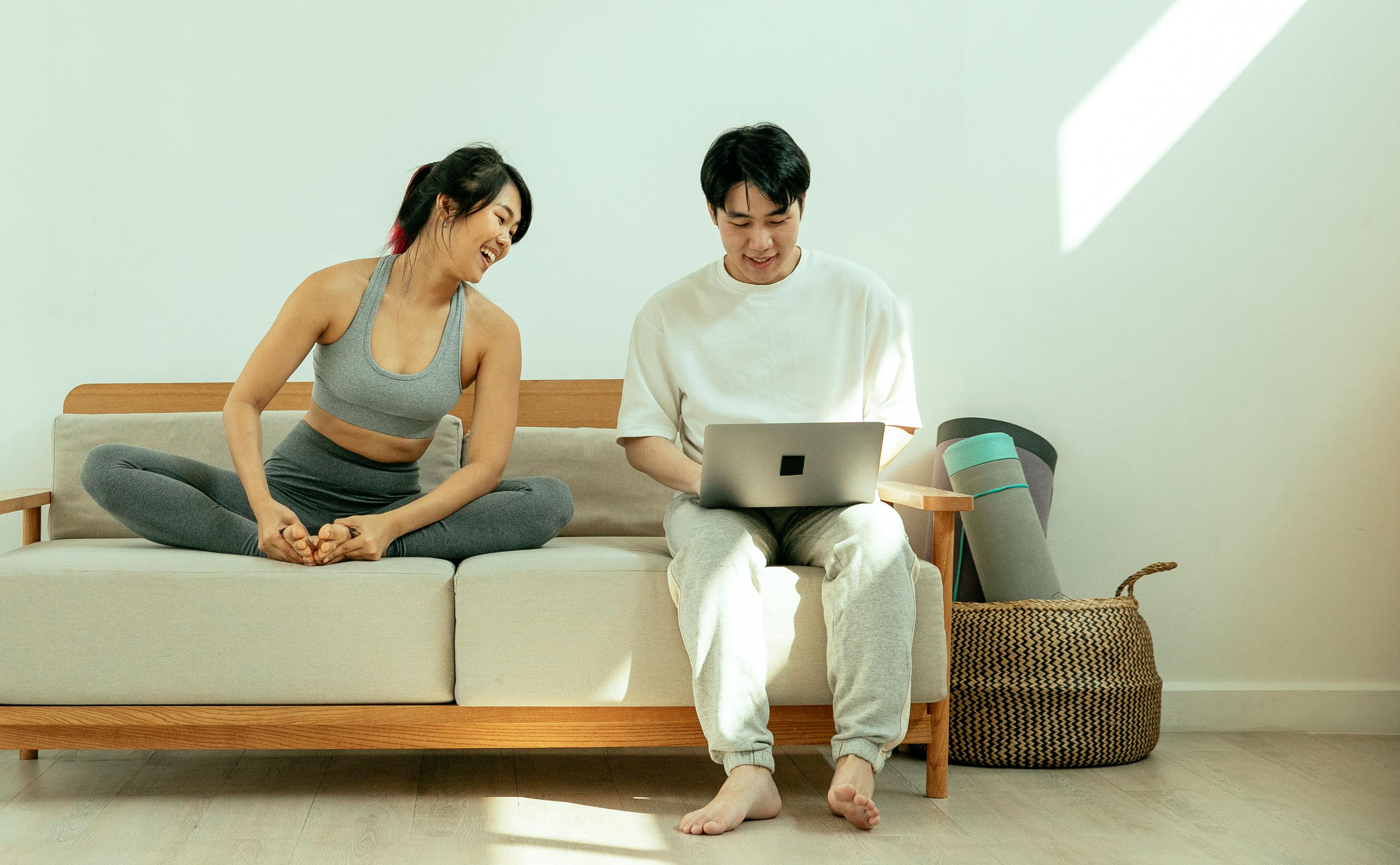 A couple sitting on the couch | Source: Pexels