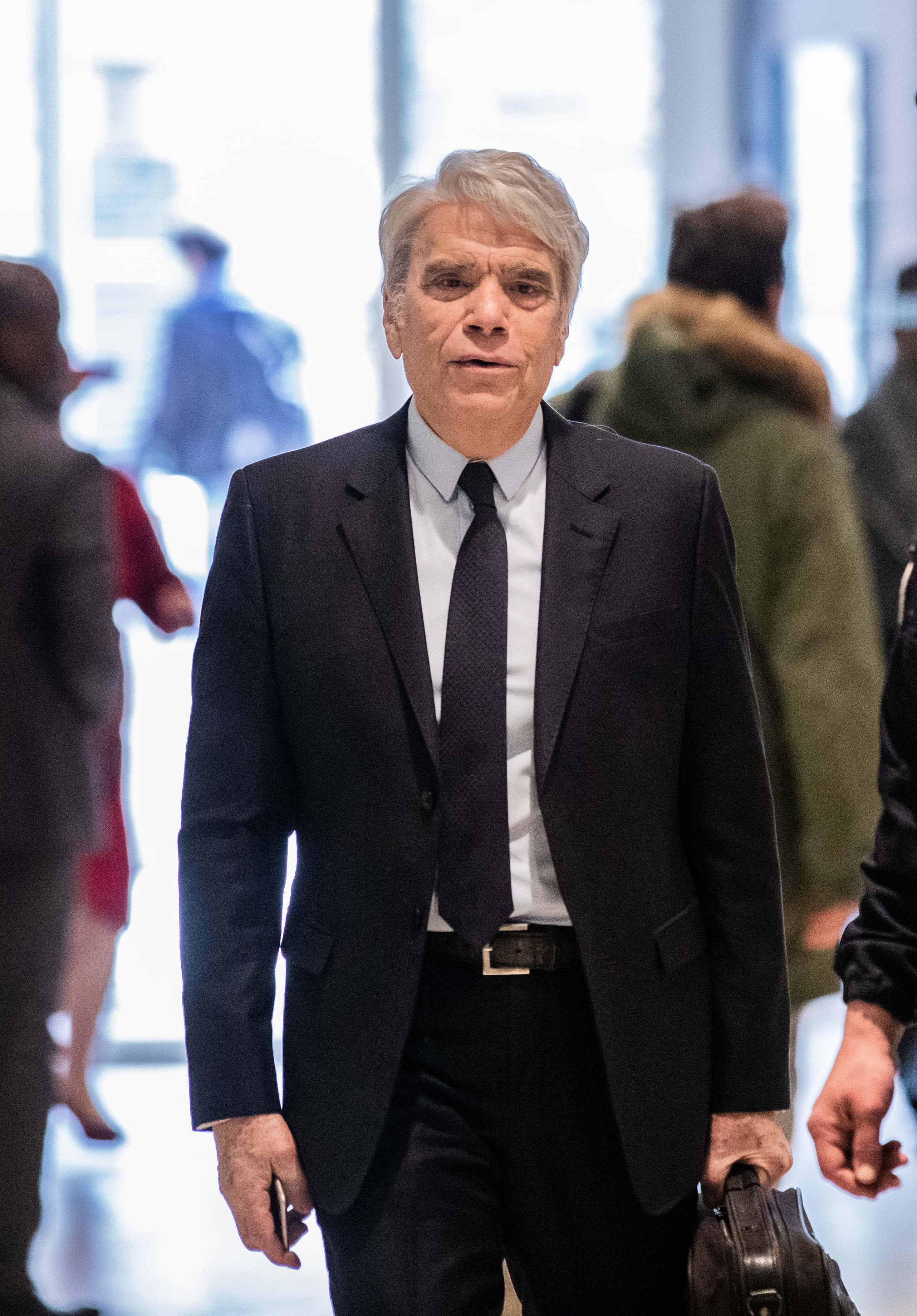 Bernard Tapie, homme d'affaires français, arrive au palais de justice de la Porte de Clichy à Paris, France, le mercredi 20 mars 2019. | Photo : Getty Images
