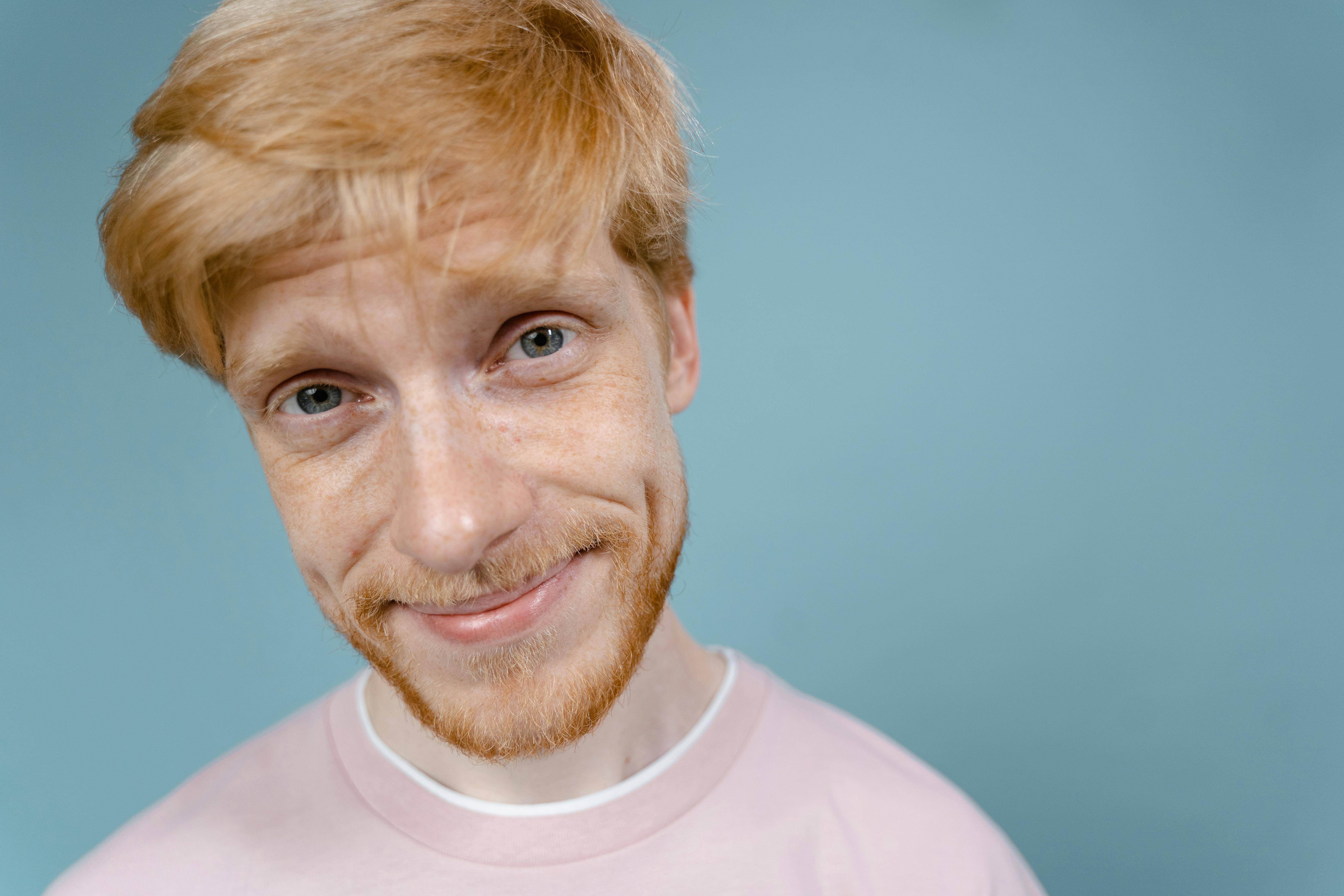 A close-up of a man smiling at the camera | Source: Pexels